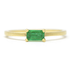 Dreamy Emerald Horizontal Ring